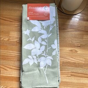 NWT 4 pack Beautiful kitchen towels